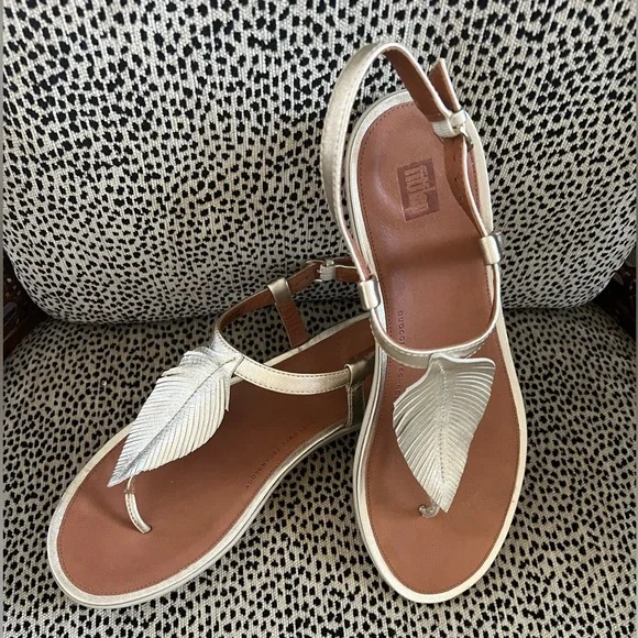 Fitflop Elegant Leaf-Embellished Sandals Size 9 - Picture 2 of 6